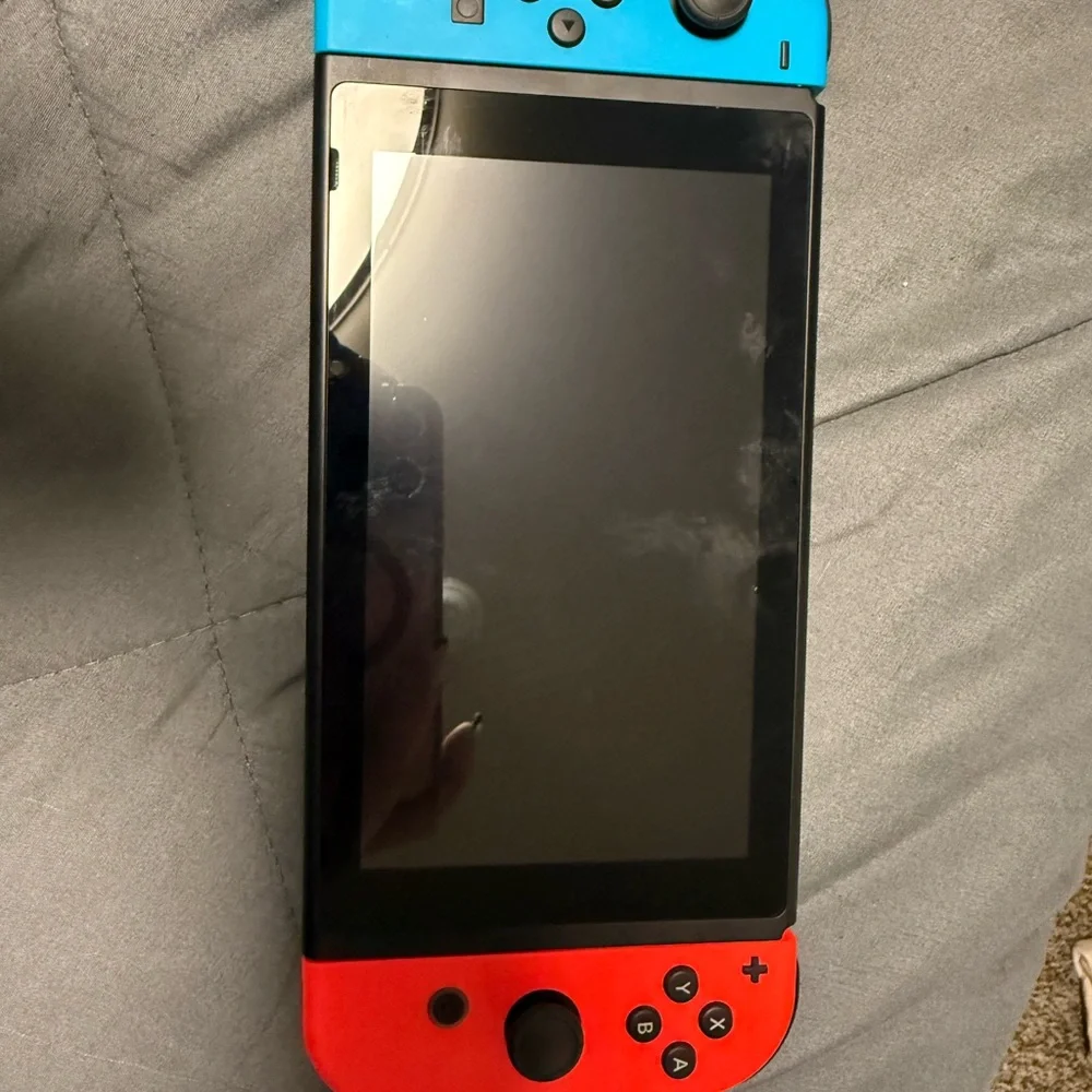 Nintendo Switch - Picture 3 of 4